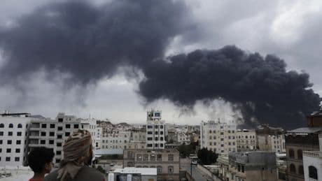 Israel da por &quot;destruido&quot; el aeropuerto de la capital de Yemen tras un nuevo ataque contra los rebeldes hutíes