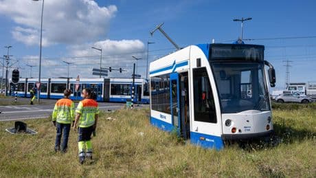 Tram knakt in tweeën na harde botsing busje, flinke ravage op de weg