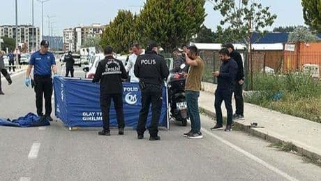 Otomobiliyle önünü kesip, eşini tabancayla öldürdü