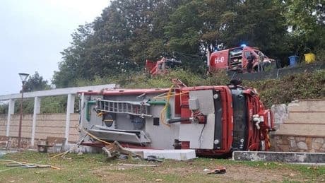 Prohíben a los Bomberos del aeropuerto usar el vial desde el que cayó su camión a un parque infantil