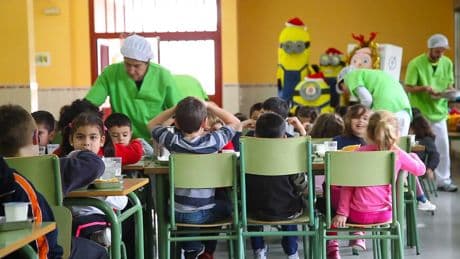 Las becas para el comedor escolar podrán solicitarse en Madrid desde mañana: requisitos y cuantías