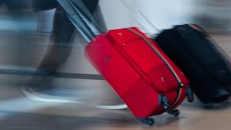 Busreise mit Kleinkind im Koffer – 27-Jährige wird festgenommen