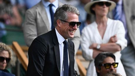 Hugh Grant valt in slaap in Royal Box tijdens kwartfinale Novak Djokovic op Wimbledon