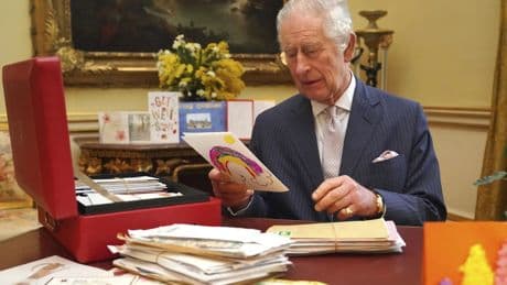 Un Rolls Royce de 400.000 euros, una corbata, miel, tabaco, una camiseta del PSG y discos de Bethoveen, entre los regalos a Carlos III