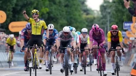 Giro d’Italia, Van Aert tira la volata a Kooij. Del Toro ancora in maglia rosa