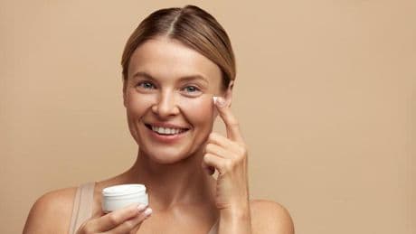 Una farmacéutica confiesa la única crema que usaría para una mirada joven y sin bolsas a los 50: "Efecto lifting inmediato"