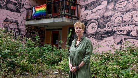 Irma’s uitzicht is compleet verpest door monsterlijk kunstwerk: ’Mijn kleindochter is zelfs bang’