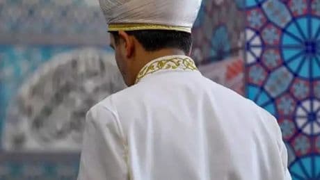 10 kişilik grup yollarını kesti! Isparta'da imam ve 2 kızına darp