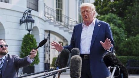 Reporter irritiert: Trump klettert auf das Dach des Weißen Hauses