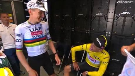 VIDEO Tadej Pogacar bijna de mist in met signeren gele trui, Mathieu van der Poel schiet in de lach