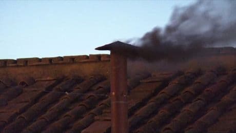 Conclave: fumée noire pour le premier vote, le prochain pape n'a pas encore été élu