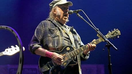 Le concert très rock de Neil Young à l’Adidas Arena