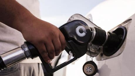 ¿Sabes qué le echas a tu coche? Podrían estafarte al llenar tu depósito