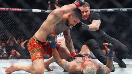 Topuria noquea a Charles Oliveira en el primer asalto y hace historia en la UFC como campeón invicto