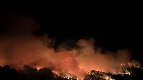 Un peligroso incendio en Mombeltrán obliga a confinar parcialmente el municipio de Ávila