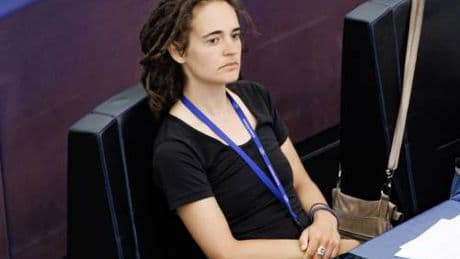 "Scelta per spirito collettivo". Carola Rackete si dimette da eurodeputata