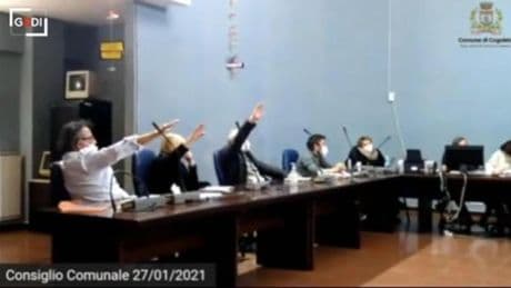 Sospetto saluto romano a Cogoleto nel Giorno della memoria, assolti i tre ex consiglieri comunali: “Il fatto non sussiste”