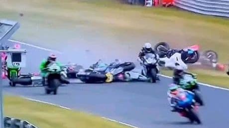 Mueren dos pilotos en una caída masiva con 11 implicados durante el Campeonato Británico de Superbikes