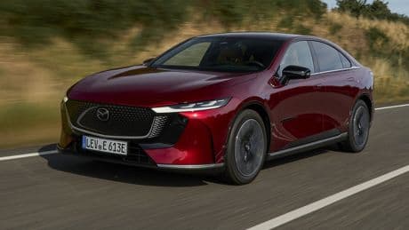 Al volante del Mazda 6e, una berlina eléctrica que apunta, sobre todo, al Tesla Model 3
