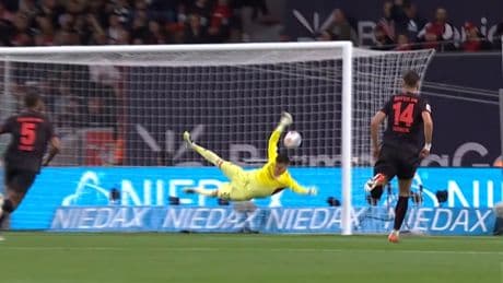Leverkusen - Frankfurt - Entscheiden Sie: Ist DAS ein Eigentor?