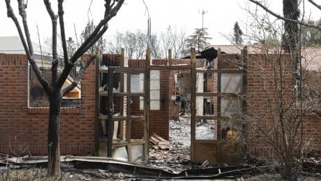 El incendio de Tres Cantos calcina al menos cuatro viviendas y afecta al King’s College
