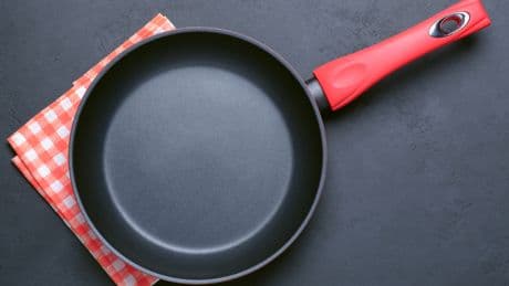 Teflon, Emaille oder Keramik: Welche Pfannen sollten Sie wofür verwenden?