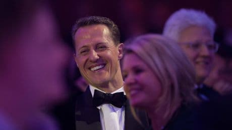 Michael Schumacher signiert Helm für wohltätigen Zweck – Corinna hilft ihm dabei