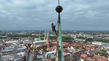 Kirchturmsanierung: Wind verzögert Arbeiten am Turm der Lübecker Jakobikirche