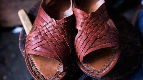 Firma entschuldigt sich - Skandal um Sandalen von Adidas