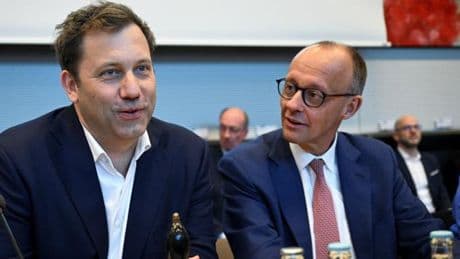 Klingbeil vor Merz, Reichinnek und Weidel stürzen ab – So beliebt sind Deutschlands Politiker