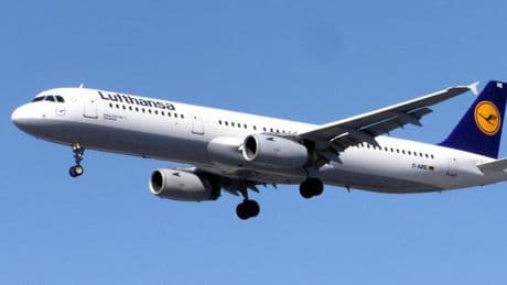 Un avión voló 10 minutos sin pilotos sobre España: el capitán estaba en el lavabo y el copiloto se desmayó