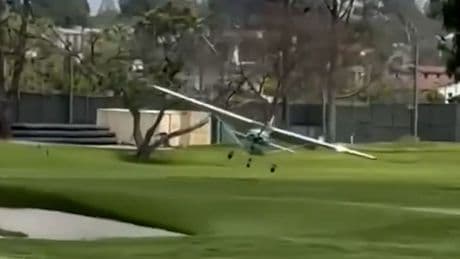 Kurioser Vorfall! - HIER muss ein Flugzeug auf dem Golfplatz notlanden