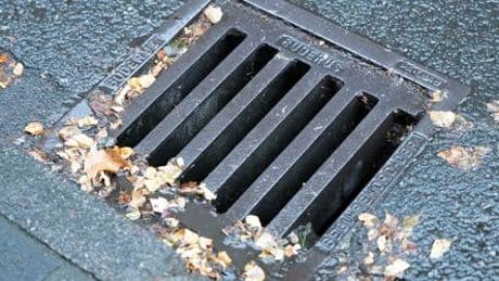 Koblenz: Wieder Gullydeckel von Straße geklaut