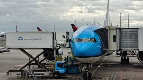 Si algo nos iguala a todos los mortales es el límite de 100 ml en el equipaje de mano del avión. Eso está a punto de acabarse