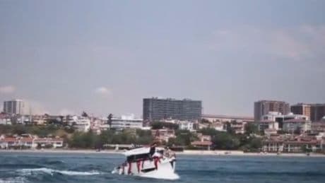 Yan yatan teknedeki gazeteciler tehlike atlattı