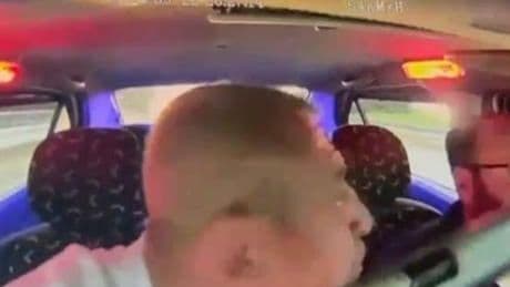 Taksiciyi silahla gezdirip gasp etti! Dehşet anları kamerada