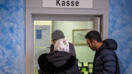 Bezahlkarte für Flüchtlinge führt offenbar zu mehr freiwilligen Abreisen