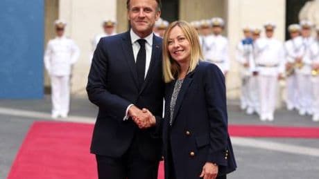 Meloni riceve Macron a Palazzo Chigi. Ecco i temi sul tavolo
