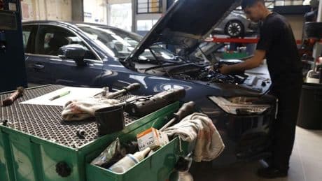 Alemania busca 50 mecánicos de coches con contrato indefinido y salario inicial de hasta 3.100 euros al mes