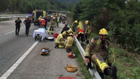 Dos heridos graves al volcar un autocar con 60 pasajeros en Barcelona