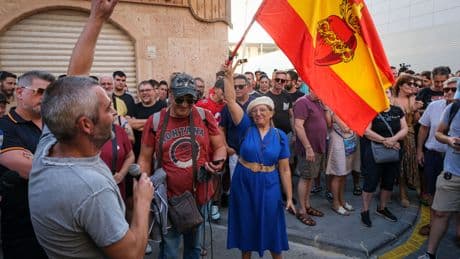 La Guardia Civil saca a una reportera de 'Malas Lenguas' de la fallida concentración ultra en Torre Pacheco
