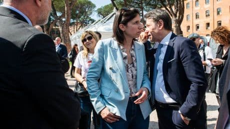 La sinistra tifa contro e accusa la premier. "Ha ottenuto il nulla dal suo amico Donald"