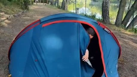 SPD-Bundestagsabgeordneter wohnt im Sommer in Einmannzelt auf Campingplatz in Berlin
