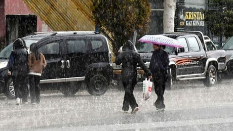 Meteoroloji'den çok sayıda kente kuvvetli sağanak uyarısı