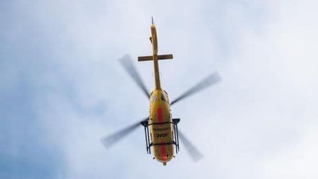 Hubschrauber im Einsatz: Unfall zwischen Auto und Motorrad – zwei Menschen verletzt