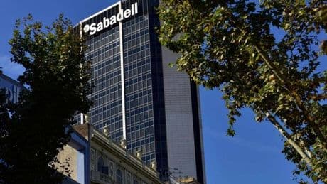 Sabadell llega a su día grande con la mayor brecha de valor en Bolsa frente a la oferta de BBVA