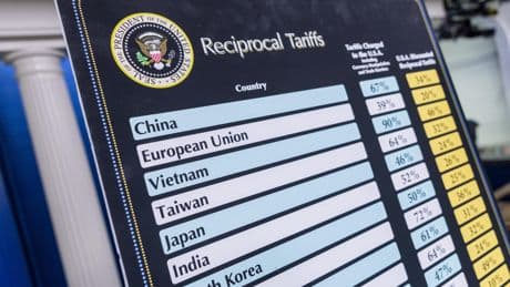 Donald Trump e i dazi in tribunale: sospesi, ripristinati, caos. Ecco che cosa succede ora