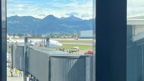 Un uomo è morto risucchiato dal motore di un aereo in pista all’aeroporto di Bergamo: voli sospesi per due ore