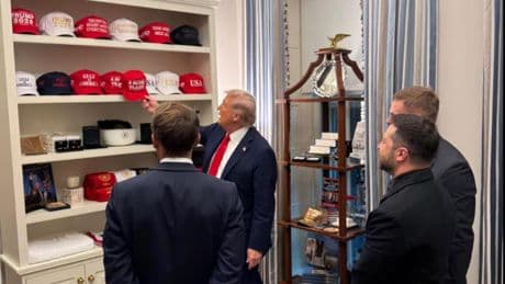 Trump, megalómano sin límite: de la tienda de 'souvenirs' para líderes en la Casa Blanca al derecho a abrazar la 'World Cup'