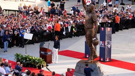 Brady in Bronze: Patriots ehren Quarterback mit Statue